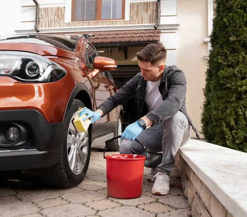 Lavage auto à domicile Saignes : professionnel intervenant sur un véhicule
